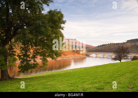 Ladybower Vorratsbehälter & große Tor in Derbyshire Peak District National Park. Stockfoto