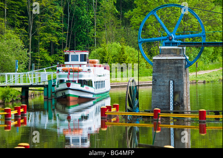 Touristischen Schiff am Elblaski Kanal in der Nähe von Elbing, Polen | Oberländischer Kanal, Elbing, Polen Stockfoto