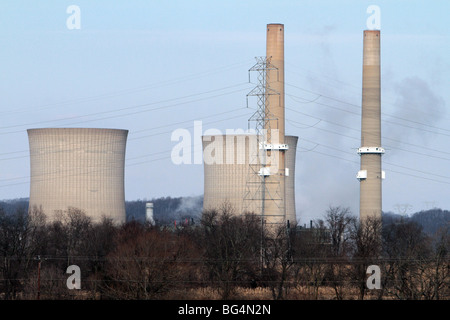 Kühltürme und Schornsteine bei einem Kohle abgefeuert Kraftwerk. Es gibt Stromleitungen im Vordergrund. Stockfoto