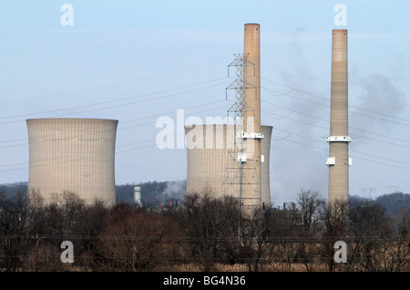 Kühltürme und Schornsteine bei einem Kohle abgefeuert Kraftwerk. Es gibt Stromleitungen im Vordergrund. Stockfoto