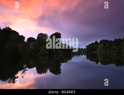 Fonthill See, in der Nähe von Fonthill Bischof, Wiltshire, UK, bei Sonnenuntergang Stockfoto