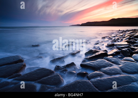 Blick nach Westen über Kimmeridge Bucht, Dorset, UK, bei Sonnenuntergang Stockfoto