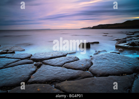 Blick nach Westen von den östlichen simsen Kimmeridge Bucht, Dorset, UK, bei Sonnenuntergang Stockfoto