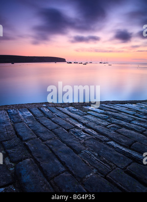 Blick vom alten steinernen Kai, Swanage, Dorset, UK, in Richtung Ballard Down und Old Harry Rocks im Morgengrauen Stockfoto