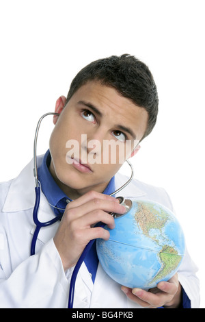 Arzt überprüfen die Weltgesundheitsorganisation Karte isoliert auf weiss Stockfoto