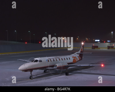Bearskin Airlines Flugzeug sitzt auf dem Rollfeld mit seinen Propeller dreht in Ottawa, Ontario, nach ein leichter Schnee gefallen ist. Stockfoto