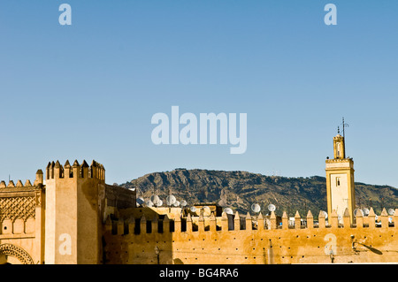 Die Altstadt von Fes. alten Stadtmauern mit Satellitenschüsseln des 21. Jahrhunderts. Stockfoto