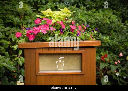 Eine Mülltonne, dekoriert mit pflanzten Blumen, Butchart Gardens, Vancouver Island, BC, Kanada Stockfoto