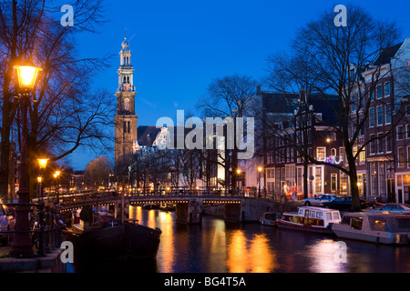 Westertoren Wester "Toren" Amsterdam. Der Turm der Westerkerk, West Church an der Prinsengracht, Prinsen Gracht Kanal in der Abenddämmerung Stockfoto