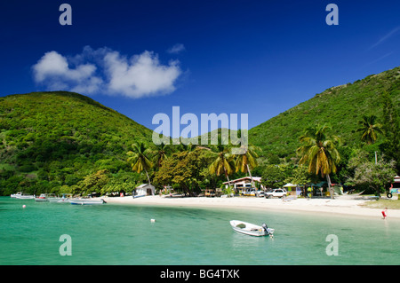 JOST VAN DYKE, britische Jungferninseln — Great Harbour, Jost Van Dyke Island. Jost Van Dyke Island ist ein malerisches karibisches Reiseziel, das für seine unberührten Strände, das klare türkisfarbene Wasser und die entspannte Atmosphäre bekannt ist. Diese kleine Insel, Teil der Britischen Jungferninseln, zieht Besucher mit ihrer natürlichen Schönheit, pulsierenden Strandbars und Möglichkeiten zum Segeln und Schnorcheln an. Die Insel ist ein beliebter Ort für Touristen, die einen ruhigen Kurzurlaub in einem tropischen Paradies suchen. Stockfoto