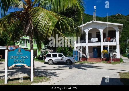 JOST VAN DYKE, britische Jungferninseln — Great Harbour, Jost Van Dyke Island. Jost Van Dyke Island ist ein malerisches karibisches Reiseziel, das für seine unberührten Strände, das klare türkisfarbene Wasser und die entspannte Atmosphäre bekannt ist. Diese kleine Insel, Teil der Britischen Jungferninseln, zieht Besucher mit ihrer natürlichen Schönheit, pulsierenden Strandbars und Möglichkeiten zum Segeln und Schnorcheln an. Die Insel ist ein beliebter Ort für Touristen, die einen ruhigen Kurzurlaub in einem tropischen Paradies suchen. Stockfoto