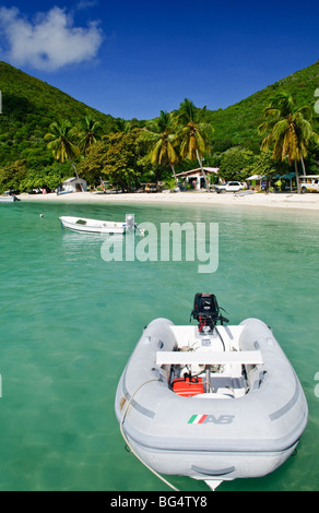 JOST VAN DYKE, britische Jungferninseln — Great Harbour, Jost Van Dyke Island. Jost Van Dyke Island ist ein malerisches karibisches Reiseziel, das für seine unberührten Strände, das klare türkisfarbene Wasser und die entspannte Atmosphäre bekannt ist. Diese kleine Insel, Teil der Britischen Jungferninseln, zieht Besucher mit ihrer natürlichen Schönheit, pulsierenden Strandbars und Möglichkeiten zum Segeln und Schnorcheln an. Die Insel ist ein beliebter Ort für Touristen, die einen ruhigen Kurzurlaub in einem tropischen Paradies suchen. Stockfoto