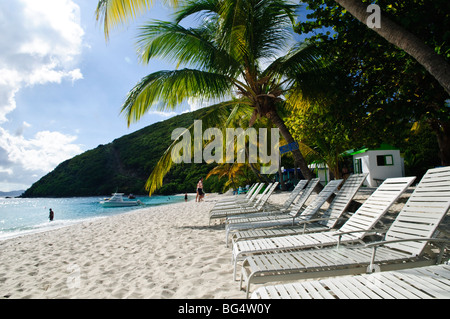 JOST VAN DYKE, British Virgin Islands – die Soggy Dollar Bar, die sich an der unberührten White Bay von Jost Van Dyke befindet, ist eine berühmte Strandbar, die für ihre entspannte Atmosphäre und die Erfindung des Schmerzmittel-Cocktails berühmt ist. Besucher schwimmen oft von ihren Booten aus an Land, was die einzigartige und entspannte Atmosphäre der Bar unterstreicht. Stockfoto