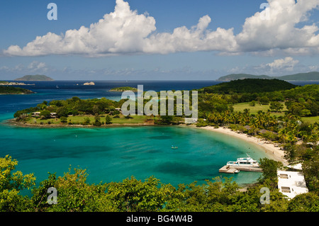 ST. JOHN, US Virgin Islands – ein erhöhter Blick auf das berühmte Caneel Bay Resort auf St. John auf den US Virgin Islands. Das Resort liegt im Virgin Islands National Park und bietet ein weitläufiges Gelände, mehrere Strände und eine üppige tropische Landschaft. Diese Luftperspektive unterstreicht die Integration des Hotels mit der natürlichen Schönheit der Insel. Stockfoto