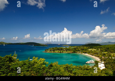 ST. JOHN, US Virgin Islands – ein erhöhter Blick auf das berühmte Caneel Bay Resort auf St. John auf den US Virgin Islands. Das Resort liegt im Virgin Islands National Park und bietet ein weitläufiges Gelände, mehrere Strände und eine üppige tropische Landschaft. Diese Luftperspektive unterstreicht die Integration des Hotels mit der natürlichen Schönheit der Insel. Stockfoto