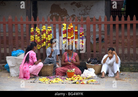 Frauen verkaufen Blumengirlanden vor einem Tempel in Durbar Square, Kathmandu, Nepal Stockfoto