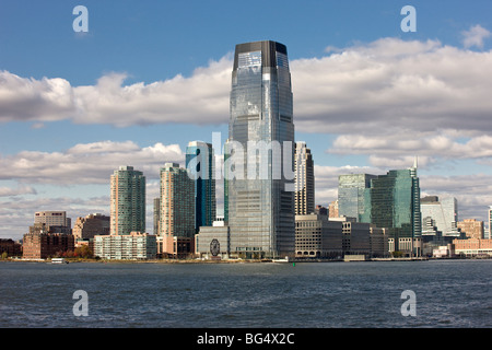 Jersey City, New Jersey, gesehen aus dem Hafen von New York City, New York, USA Stockfoto