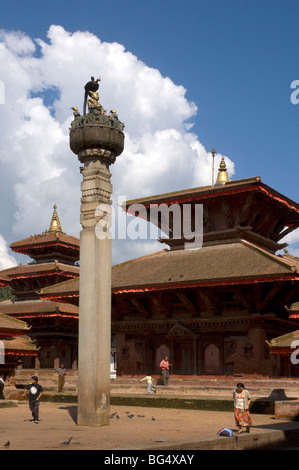 König Pratap Malla Spalte vor dem Jagannath-Tempel auf dem Durbur-Platz in Kathmandu, Nepal. Stockfoto