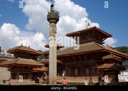 König Pratap Malla Spalte vor dem Jagannath-Tempel auf dem Durbur-Platz in Kathmandu, Nepal. Stockfoto