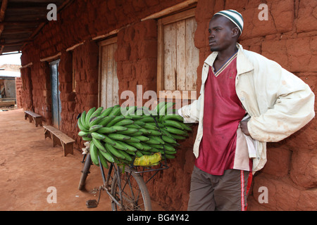 Während des Krieges in Burundi eine halbe million Menschen nach Tanzania.Now geflohen kehren sie zurück, dass Ands beim Wiederaufbau ihrer Häuser Stockfoto