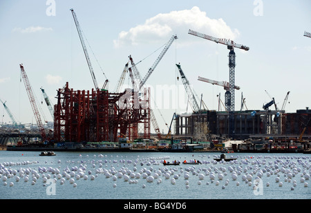 Arbeiter lag Dekorationen auf dem Wasser vor der Baustelle des Las Vegas Sands Corp. Marina Bay Sands in Singapur Stockfoto