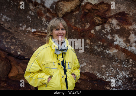 Der englische Künstler Angela Pamler steht auf dem Londoner Trafalgar Square neben einem Celtis Esa-Kokoo Baum ihr Kunstwerk Geisterwald Stockfoto