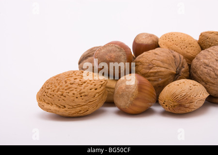 Festliche Nussmischung Haselnüsse, Walnüsse und Mandeln auf weißen Hintergrund isoliert. Stockfoto