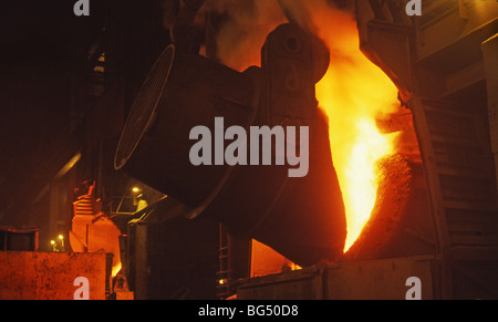 Geschmolzenes Eisen gegossen aus einem Transfer-Pfanne in einer Raffinerie Gefäß in einem Stahlwerk. Stockfoto