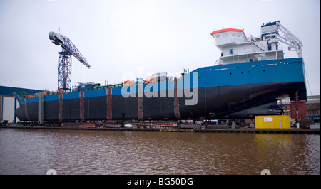 Fertigstellung eines Schiffes auf einer Werft, Groningen, Niederlande Stockfoto