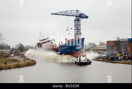 Fertigstellung eines Schiffes auf einer Werft, Groningen, Niederlande Stockfoto