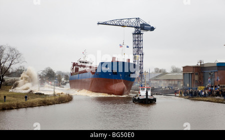 Fertigstellung eines Schiffes auf einer Werft, Groningen, Niederlande Stockfoto