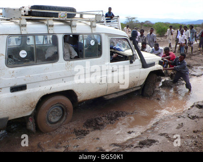 Die Straßen sind schlecht in Äthiopien und alle Autos im Schlamm stecken. Stockfoto