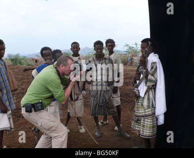 Ton Koene Fotografen bei der Arbeit in Äthiopien. Stockfoto