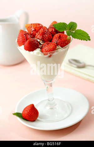 Joghurtbecher mit Erdbeeren. Rezept zur Verfügung. Stockfoto