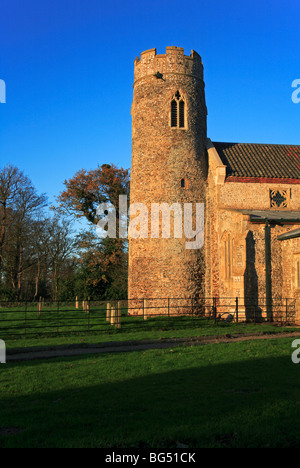 Der Runde Turm der Kirche des Hl. Andreas in Wickmere, Norfolk, Großbritannien. Stockfoto