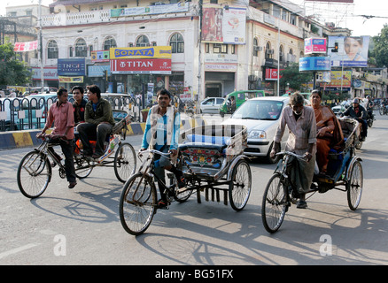 Rikschas in einer Straße in Lucknow, Indien Stockfoto