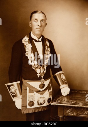 Freimaurergeschichte, Mann in 1920s Freimaurer-Insignien Stockfoto