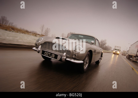 James Bond 007 Aston Martin DB4 aus Goldfinger Film fotografiert bei Xray Camp Canada Stockfoto