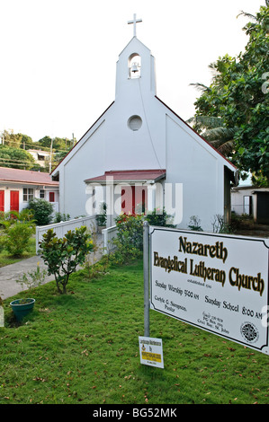 CRUZ BAY, amerikanische Jungferninseln – die Evangelisch-Lutherische Kirche von Nazareth steht als prominentes Wahrzeichen in Cruz Bay, St. John, US-Jungferninseln. Das weiße Kirchengebäude spiegelt das religiöse Erbe der Insel und den Einfluss der dänischen Kolonialzeit wider, vor dem Hintergrund der tropischen Vegetation. Stockfoto