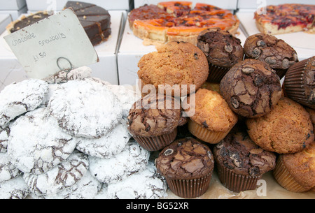 Muffins und Kuchen auf Jubiläums-Markt im Bezirk, London Stockfoto