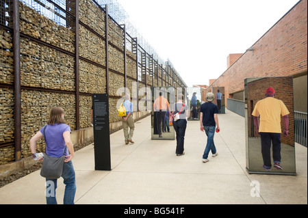 Touristen im Apartheid Museum. Johannesburg, Südafrika. Stockfoto