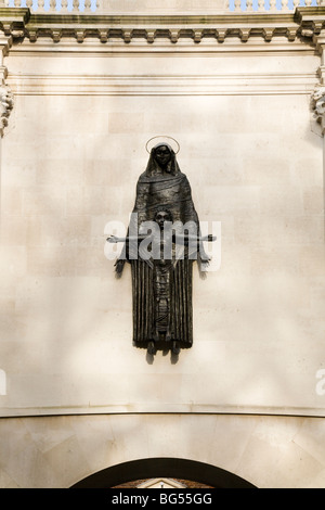 Madonna mit Kind Skulptur von Jacob Epstein in den Büros der Fund des Königs. Cavendish Square in London. VEREINIGTES KÖNIGREICH. Stockfoto