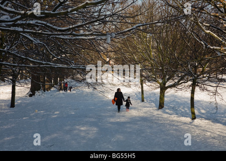 Passanten im Greenwich Park nach Schneefall Stockfoto