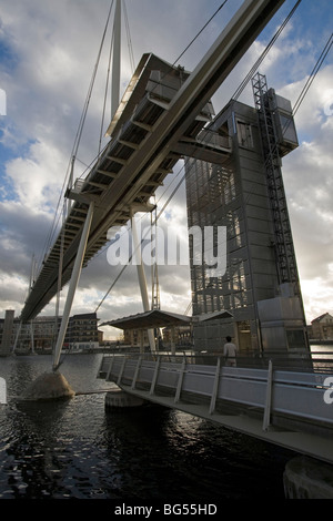 Royal Victoria Dock Bridge ist eine Unterschrift auf hohem Niveau Fußgängerbrücke überqueren der Royal Victoria Dock Docklands London england Stockfoto