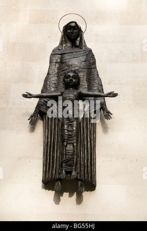 Madonna mit Kind Skulptur von Jacob Epstein in den Büros der Fund des Königs. Cavendish Square in London. VEREINIGTES KÖNIGREICH. Stockfoto