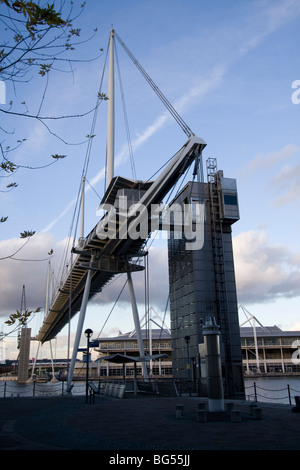 Royal Victoria Dock Bridge ist eine Unterschrift auf hohem Niveau Fußgängerbrücke überqueren der Royal Victoria Dock Docklands London england Stockfoto