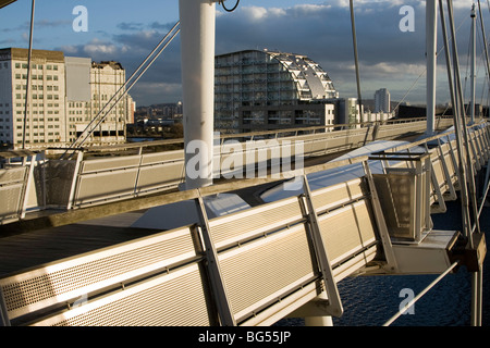 Royal Victoria Dock Bridge ist eine Unterschrift auf hohem Niveau Fußgängerbrücke überqueren der Royal Victoria Dock Docklands London england Stockfoto