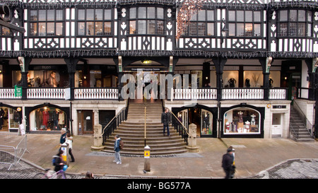 Die Zeilen und Eingang Grosvenor Shopping centre in der Weihnachtszeit in Chester UK Stockfoto