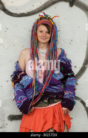 Junge Frau Hippie mit Multi coloriertes Haar und alternative Kleidung vollständig Modell freigegeben Stockfoto