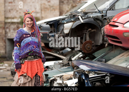 Junge Frau Hippie mit Multi coloriertes Haar und alternative Kleidung vollständig Modell freigegeben Stockfoto